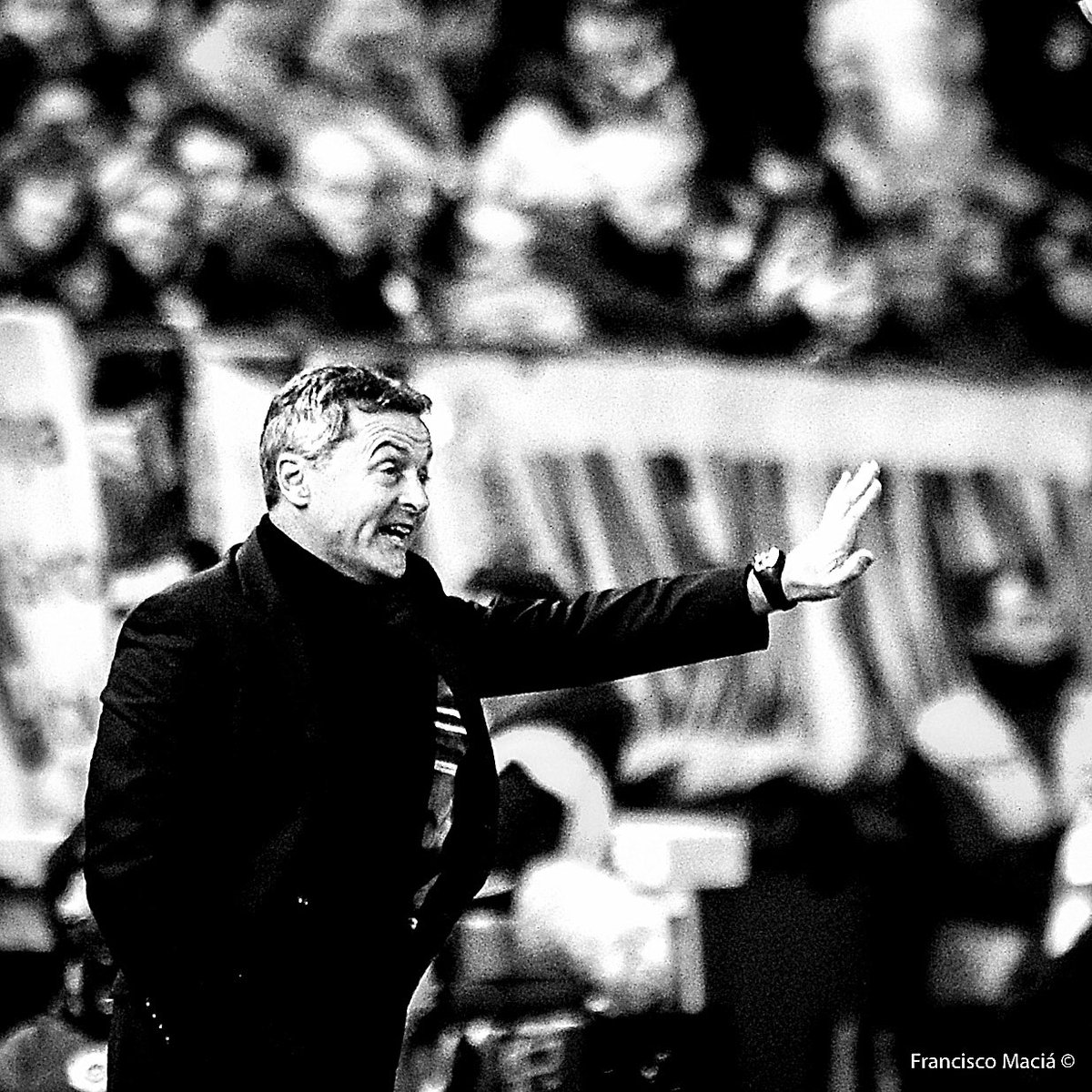 FcoMacia's tweet photo. Fran Escribá en el Estadio de la Cerámica.
.
.
#estadiodelaceramica #villarrealcf #villarreal #laliga #laligabbva #futbol #franescriba https://t.co/CXc5UXDEHz