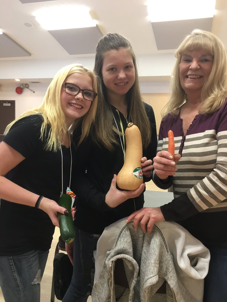 Hame1DM2020's tweet photo. Everyone choose your #veggiepuppet body 😄@CalgaryFoodBank @WPPuppetTheatre @HaysboroCA #PuppetPopUp https://t.co/KXI2KoY3v5