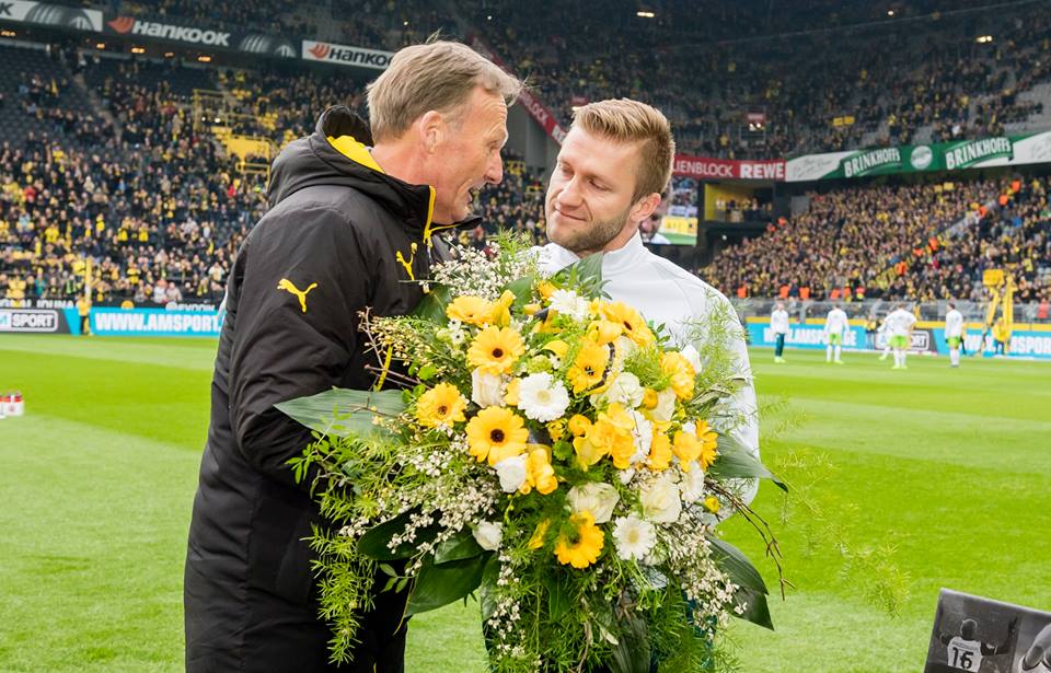 DortmundURU's tweet photo. ¡GRACIAS POR TANTO Y PERDON POR TAN POCO! #DankeKuba 🐝💛💪 https://t.co/B1jm7bVtPw