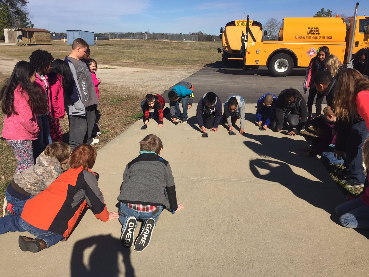 LindsayDuncanFC's tweet image. Exploring magnetism in 4th grade by building cars and using magnets to make them move #deltasciencekit #ebespanters #learnthroughdoing