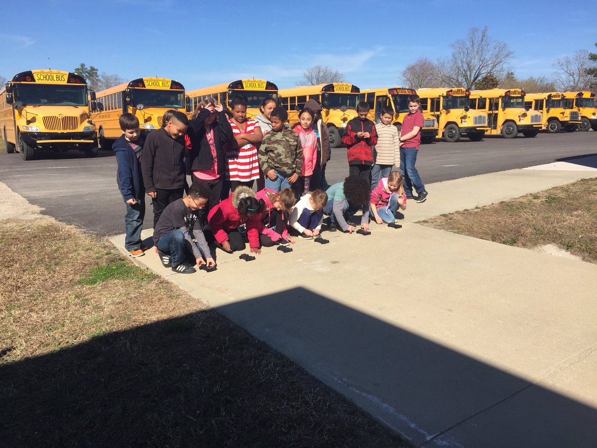 LindsayDuncanFC's tweet image. Exploring magnetism in 4th grade by building cars and using magnets to make them move #deltasciencekit #ebespanters #learnthroughdoing