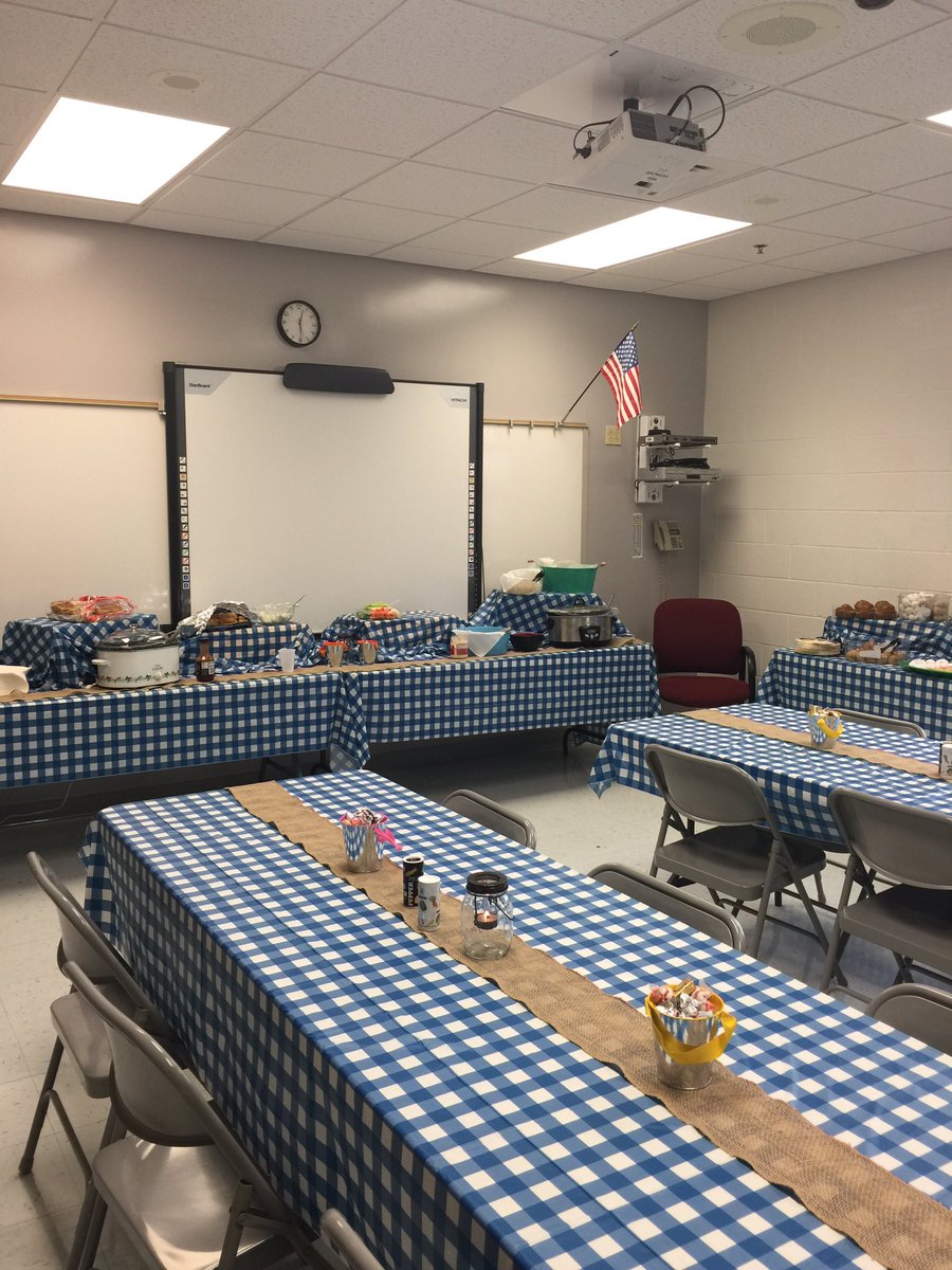 bookfairy15's tweet photo. Creekside knows how to welcome volunteers/coaches to a VEX IQ event! Thanks to my amazing staff for everything!#VEXRobotics #CESMakeItCount https://t.co/Ity2pU2WwO