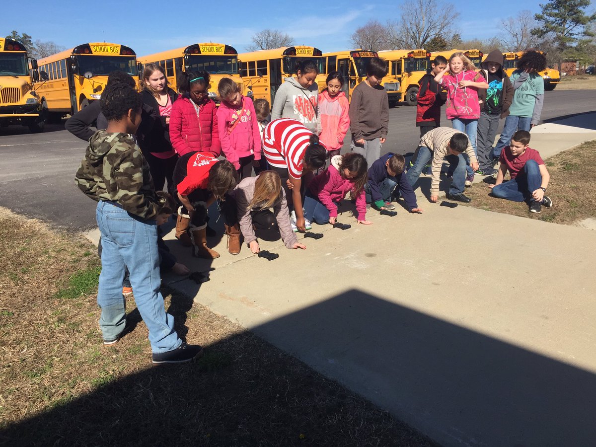 LindsayDuncanFC's tweet image. Exploring magnetism in 4th grade by building cars and using magnets to make them move #deltasciencekit @EdwardBestFCS #learnthroughdoing