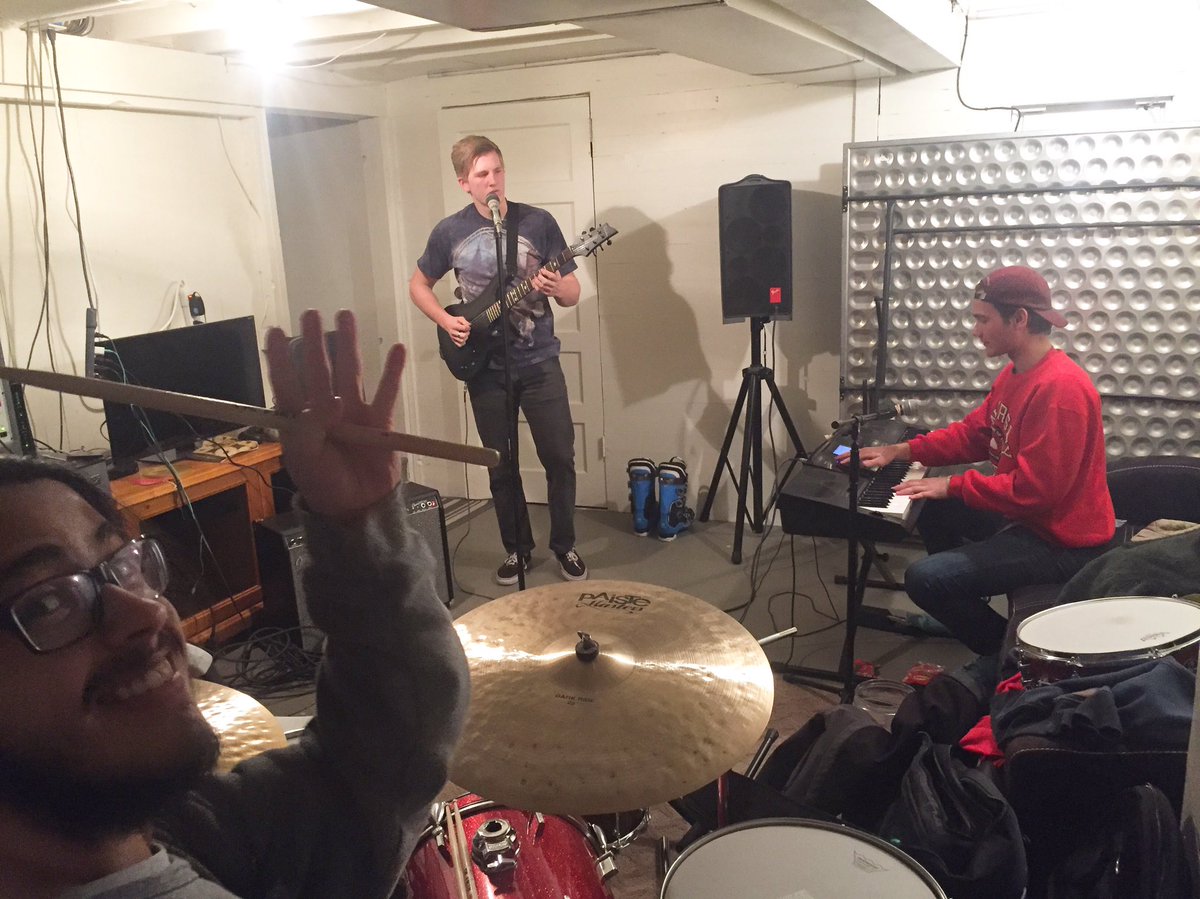 pickchooseband's tweet photo. Did you know that Evan can play with one hand? https://t.co/qjG5Y5ZRdp
