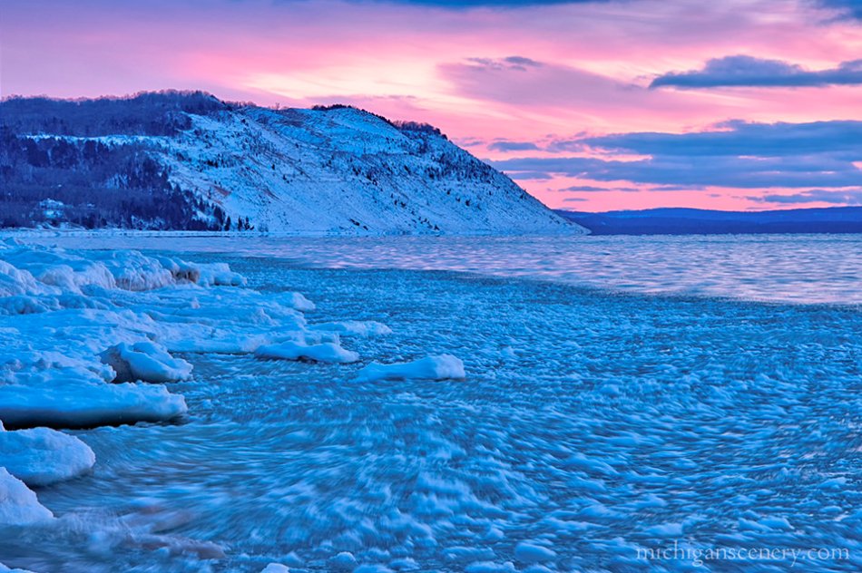 PureMichigan's tweet photo. Not convinced winter is the season for you? These photos will inspire you to get out &amp; explore: https://t.co/ApMWme9WWS 📷: @Michiganscenery https://t.co/fzPzgiTTUW