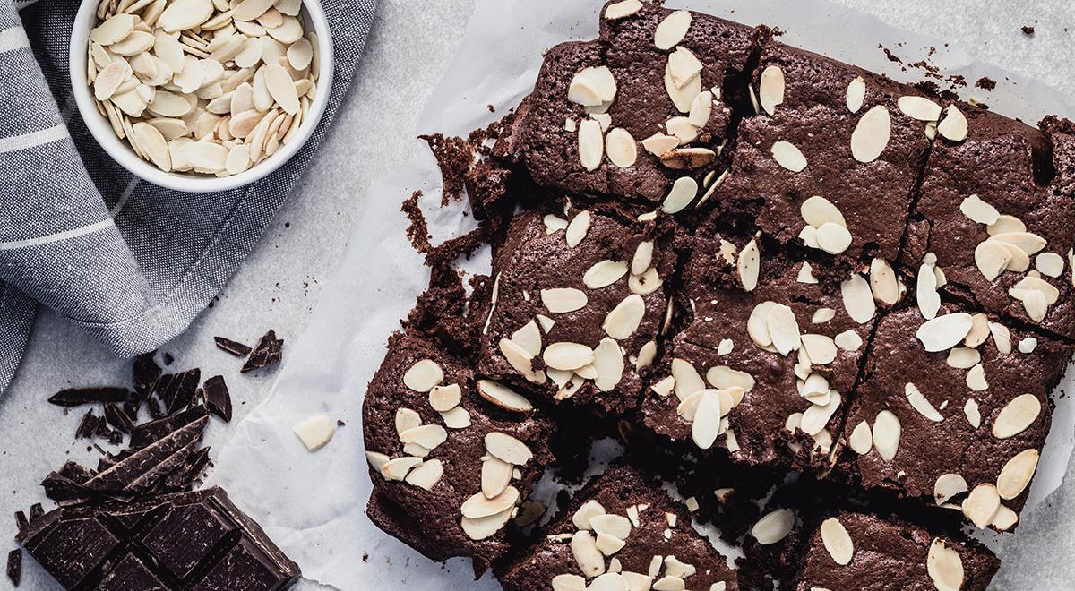 truvia's tweet photo. Gluten free? So are we! Try this reduced-sugar brownie recipe from @EatGood4Life: https://t.co/xxqTb9ti2N. #UseNectar https://t.co/O9MYJOriyV