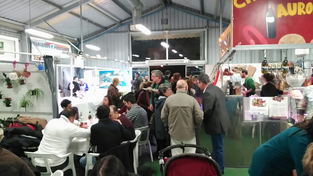 Gaudint dels productes del nostre Mercat Municipal, el Mercat de l'Almara de #Burjassot. 
#NitsAlMercat #comerçlocal #MolaSerDeCompromís