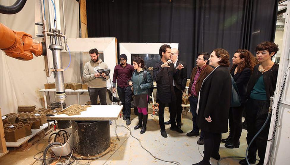 <a href="/bcn_ajuntament/">Ajuntament de Barcelona</a> <a href="/AdaColau/">Ada Colau 💜🌈🔻</a> <a href="/BCN_smARTcity/">BarCeloNa smART city</a> <a href="/IAAC/">IAAC</a> 
Casa de la arcilla de la impresión 3d