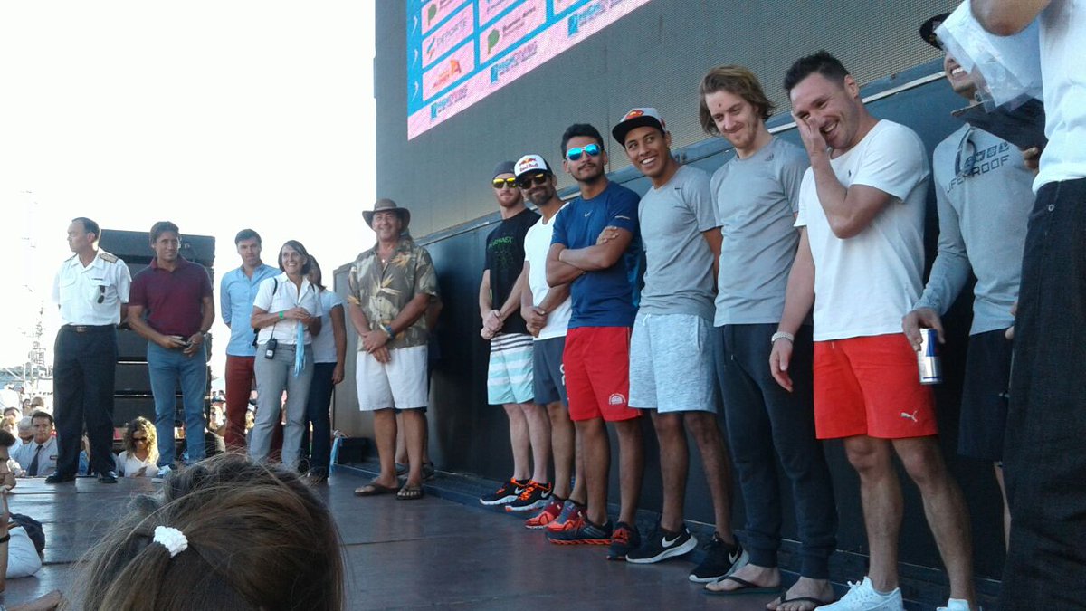 DeportesMGP's tweet photo. #saltomdq @CarLopezSilva haciendo entrega del segundo puesto #HighDiving @FindelMundoHD @GuilleVolponi #EMDER #MasyMejorDeporte https://t.co/jHTYsDJOfT