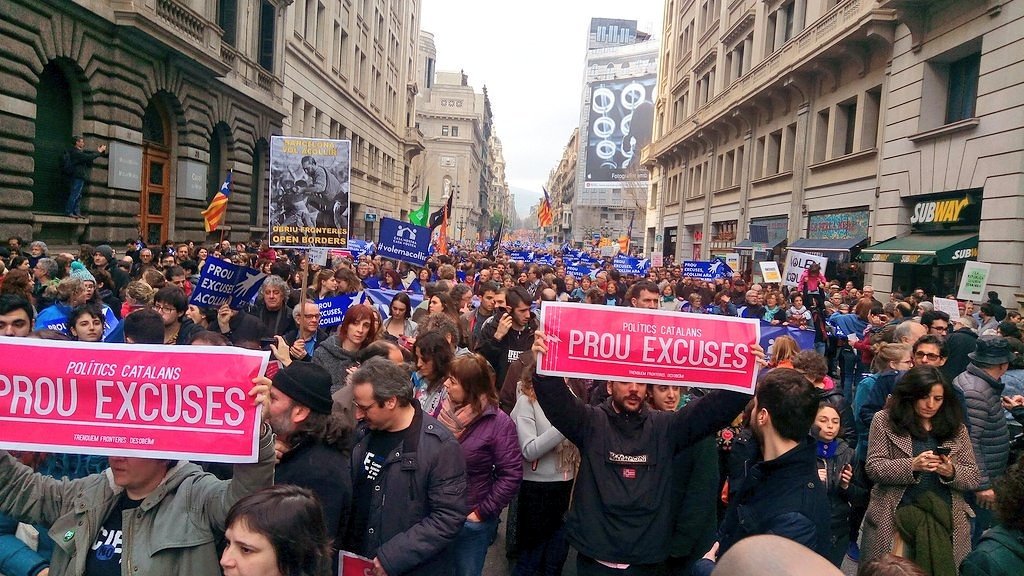 Imatges de la manifestació d'avui a Barcelona. Un poble viu parlant clar! #TrenquemFronteres