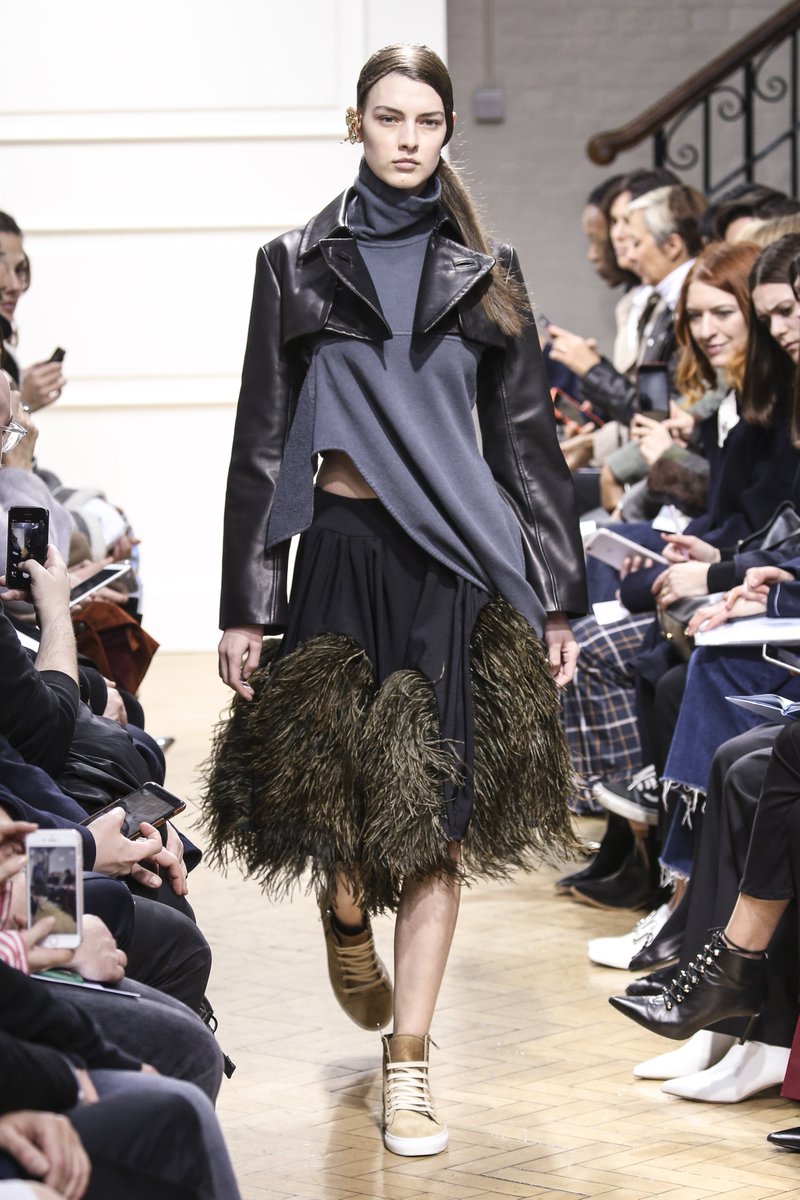 GraziaMexico's tweet photo. Un interesante #FW17 según la propuesta de @JW_ANDERSON. ¿Plumas y cuero? ¡Por supuesto! #GraziaFrontRow #LFW
https://t.co/GcYFfNHAzA https://t.co/OSPhNpvA0n