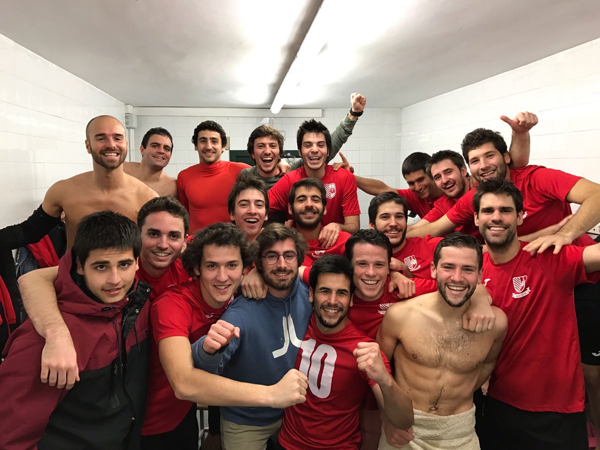 Els jugadors del 1er equip celebren la victòria #SiSiSiCSi <a href="/regionalfutbol/">RegionalFutbol ®</a> <a href="/Gol_Cat/">GolCat</a>