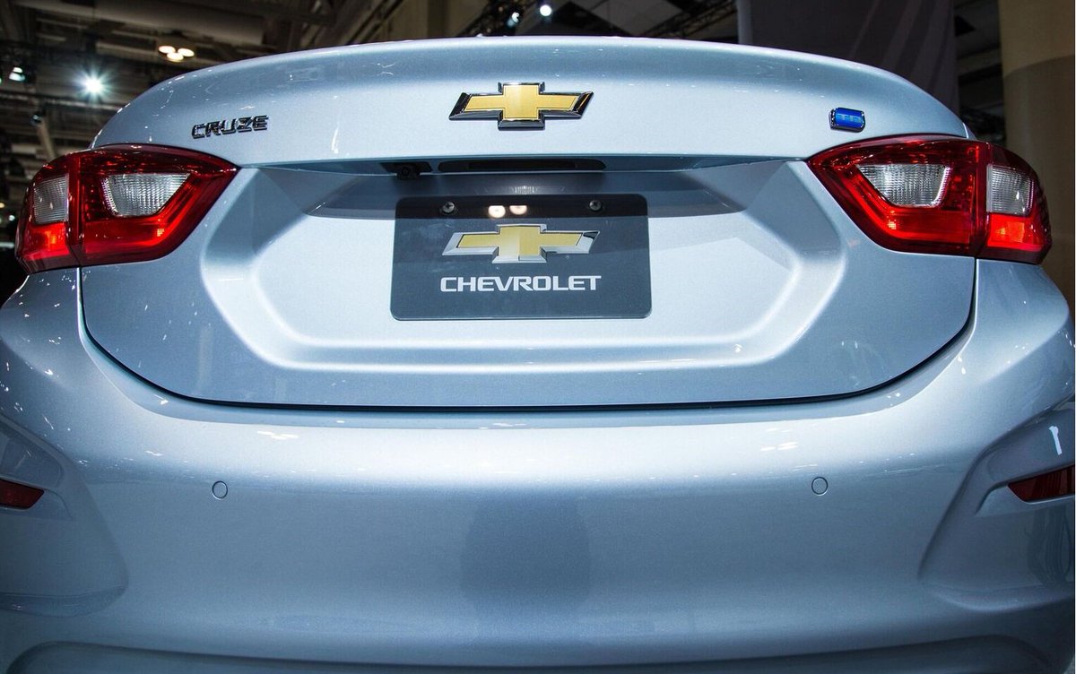 ChevroletCanFR's tweet photo. La toute nouvelle #CruzeDiesel avec moteur turbo diesel de 1,6 L fait tourner les têtes au @autoshowcanada. #CIAS2017. https://t.co/siDcw34mEB