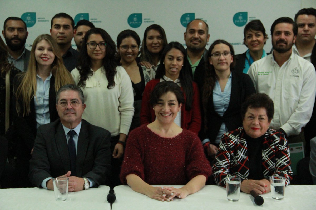 magdalenaruizm's tweet photo. Ellos son los primeros egresados del Diplomado en Manejo Integral y Aprovechamiento de Residuos @SemadetJal @cucba_udg y @COBIAMJAL https://t.co/JfFvYKHORj