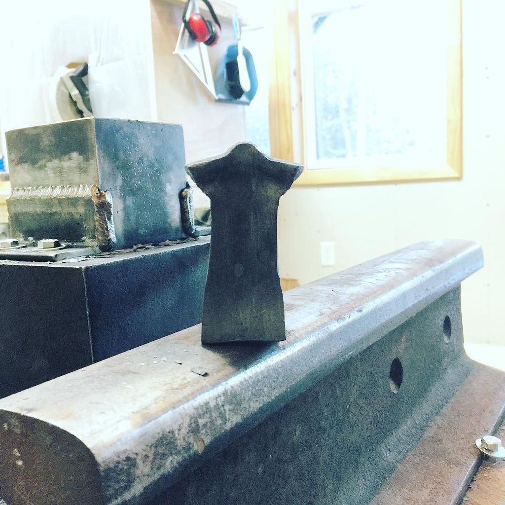 Indianaworkshop's tweet photo. The #pommel for the #mechanicalsword is taking #shape 🔨👍🏼 #indianaworkshopjones #blacksmit… https://t.co/KCyoEEcOB4 https://t.co/PkfI1EqrGo