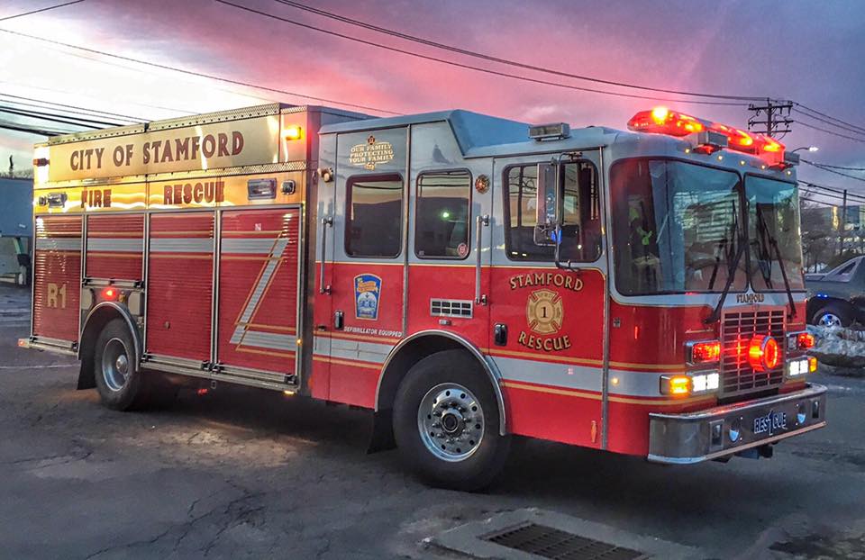 ctfirephoto's tweet image. Jr member Griffin Stover @kenwortht800gjs took in this small fire in #Stamford, Ct on Halloween Blvd. @SFDPIO #stamfordfire,