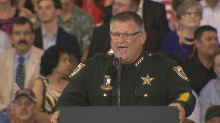 Trump's campaign rally begins at Orlando Melbourne International Airport bit.ly/2luxtFa https://t.co/QEC5UyTM7e