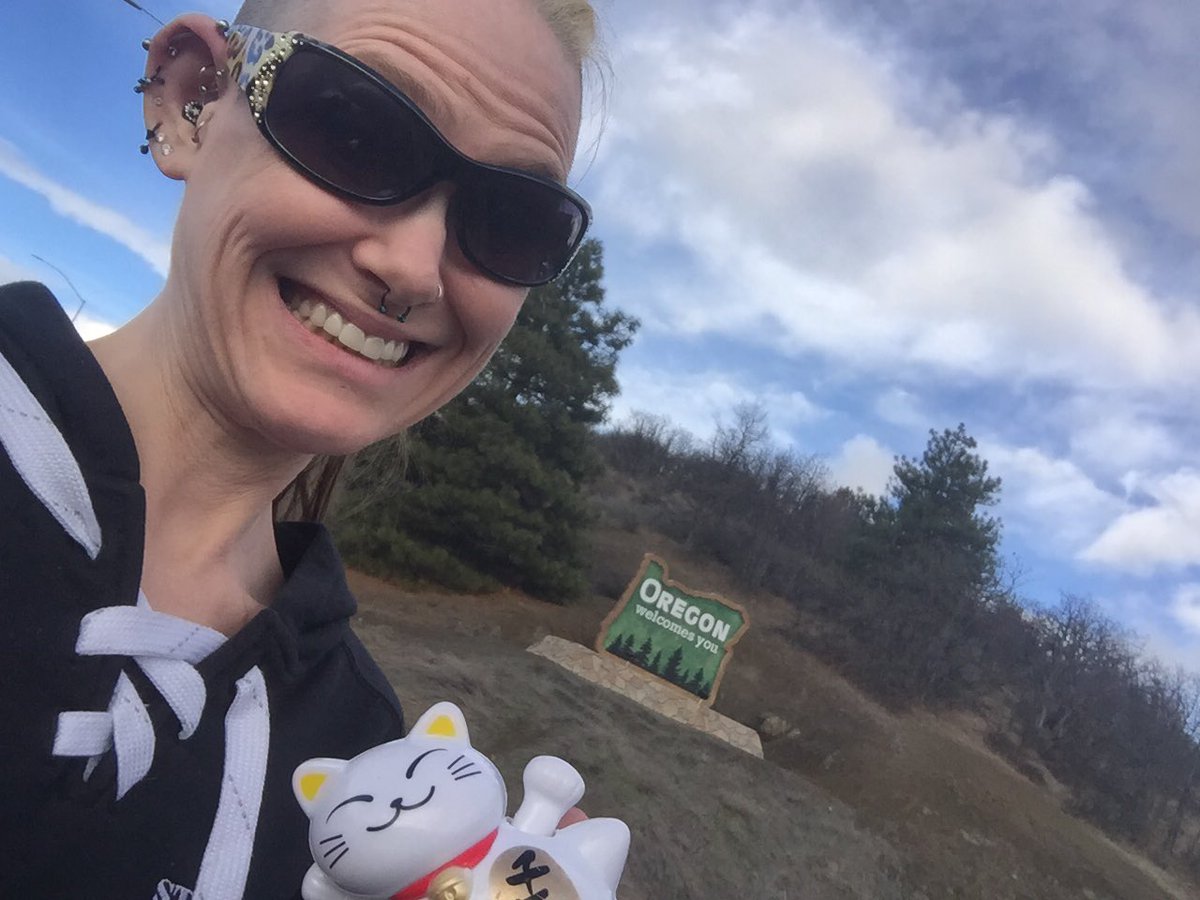 MollySchuyler's tweet image. #oregonandtheplasticwavingkitty #whatatraveler #nerdmode