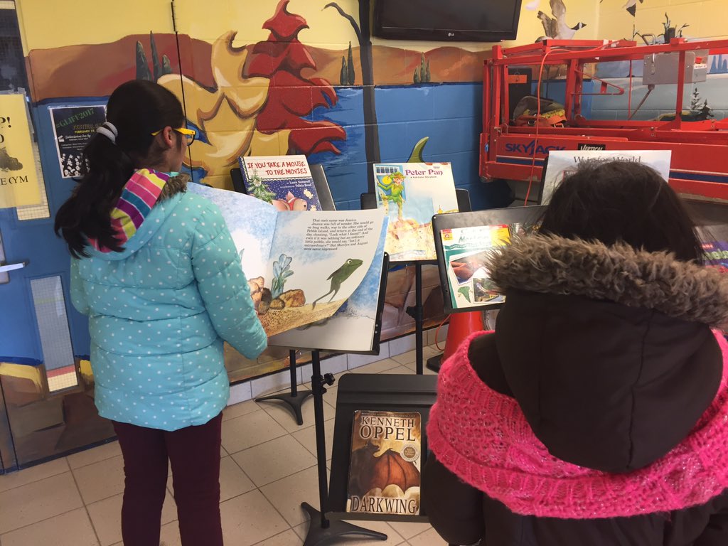 GLPSREADS's tweet photo. Just stopping to read on their way out for recess! @ReadAloud_org @PeelSchools @1GreatLakes2013 https://t.co/PVvqYXri2u
