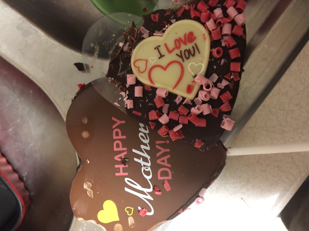 uwishprod's tweet photo. @edible does this look odd to you...Mother's Day was in May and that's plastic underneath...valentines fail. https://t.co/ucOvppWY9C