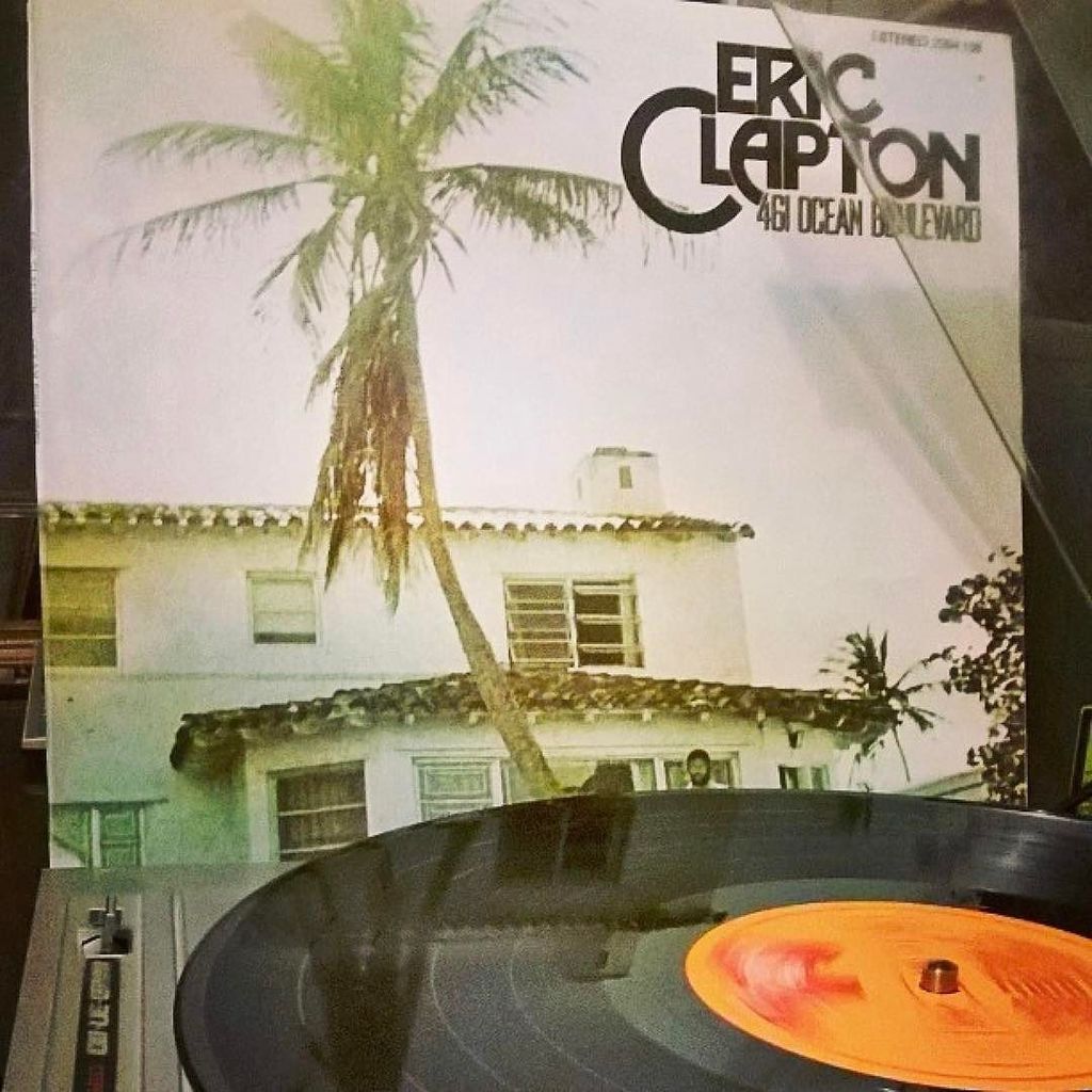 GuerrillaRadio's tweet photo. By @adammarssinger
・・・
Warming atmosphere!
#adammars #vinyljunkie #collection #ericclapto… https://t.co/eie8ZD2AQO https://t.co/hhfAzVRruE