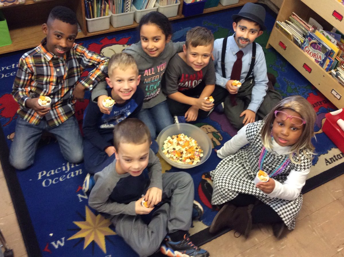 LynnCrest02's tweet photo. 2CS having fun, celebrating the 100th day!! @CoachOsborne https://t.co/KbZbjW93tg