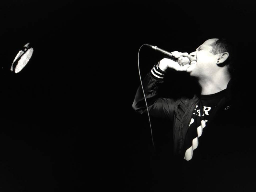 GigShooters's tweet photo. #tbt to shooting @robmle front man of @mleband #musicphotography #livemusic #blackandwhite https://t.co/BNBlbF9LdJ https://t.co/FTUBYTXQnS
