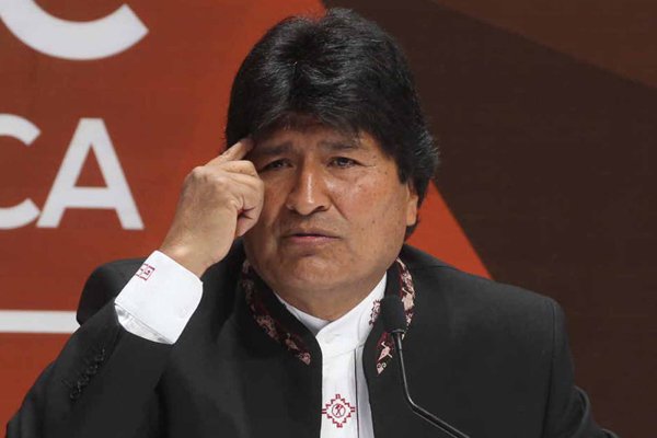 Emol's tweet photo. Evo Morales envía mensaje a Chile: "Vivir en democracia, no es gobernar con la Constitución de Pinochet" https://t.co/SKPey2dLoJ https://t.co/yIBvpxR2aQ