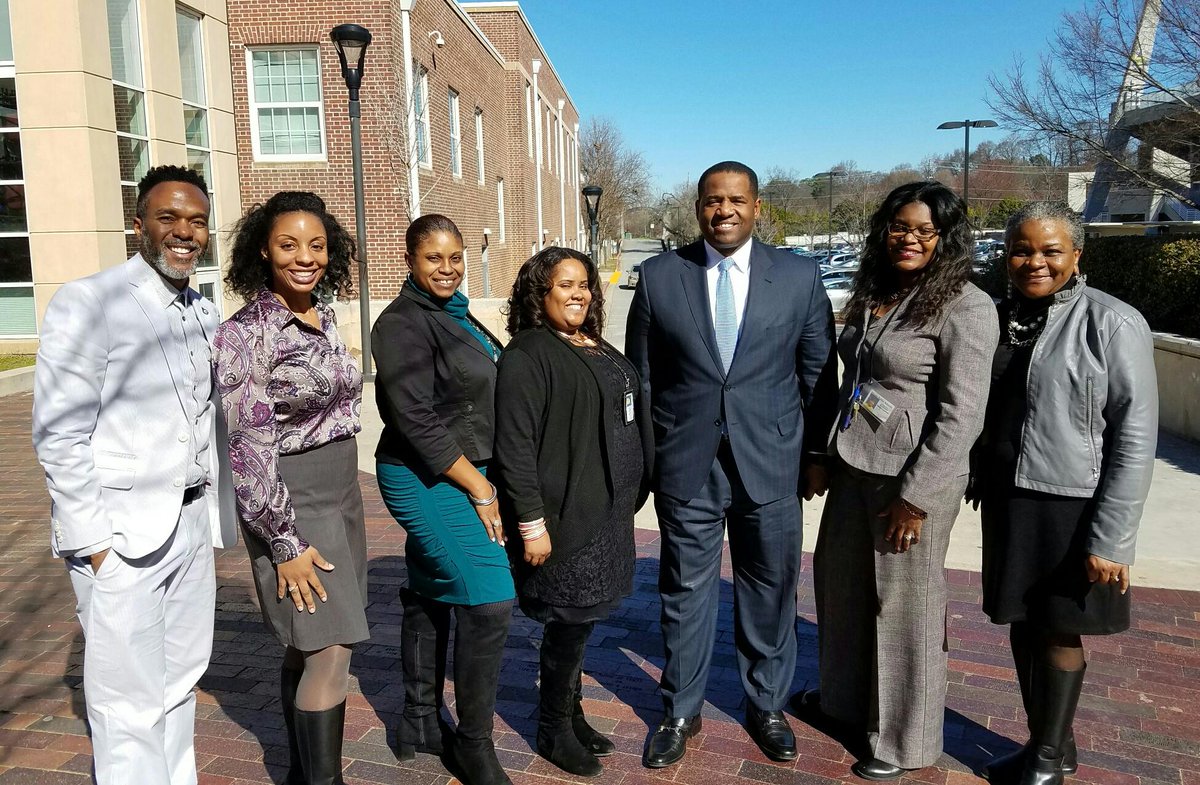 LamarYoung16's tweet photo. Celebrating College Career Motivation Week 2017 #GradyHigh Individually We're Different but Together We Are Grady!
@ATLsuper 
@ATLCouncil https://t.co/qqFcOs9Joc