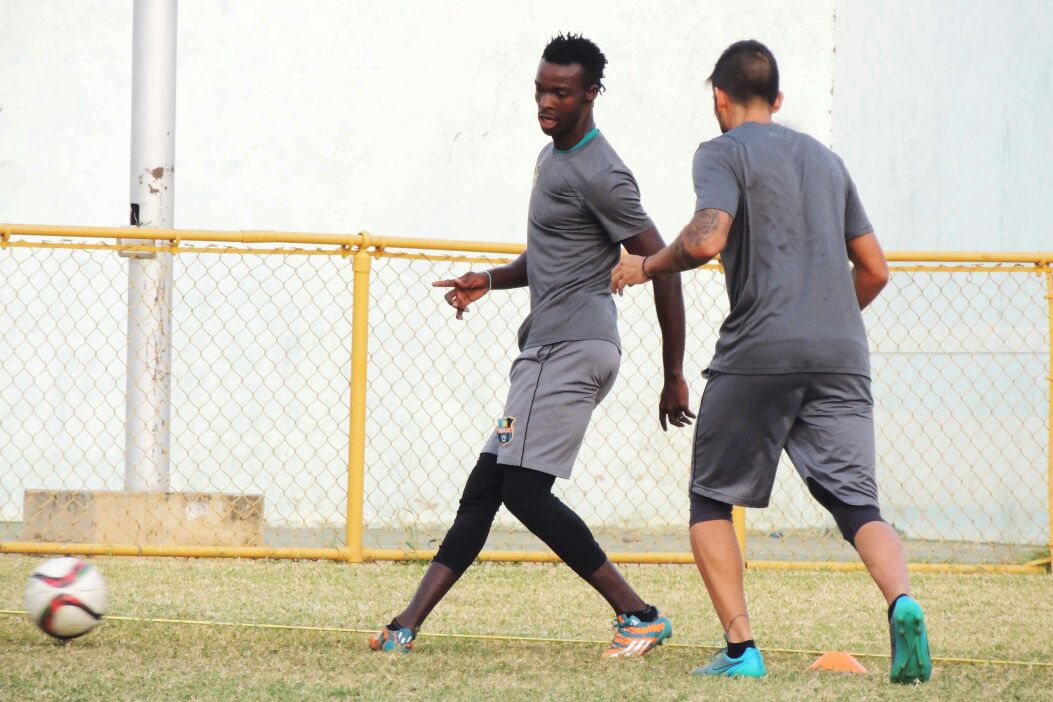 Zulia_FC's tweet photo. #Primera | Hervé Kambou entrenó junto a sus compañeros y ya se encuentra a disposición del cuerpo técnico de #ElGranZulia. 💪⚽️🔥 #VamosZulia https://t.co/GfGwT7pMUr