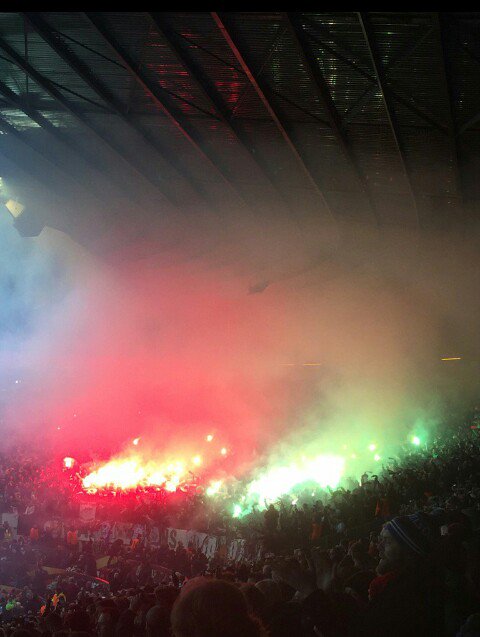 ActuFoot_'s tweet photo. Les supporters de Saint-Etienne à Old Trafford. 🔥👏 https://t.co/ViIrbZWezK