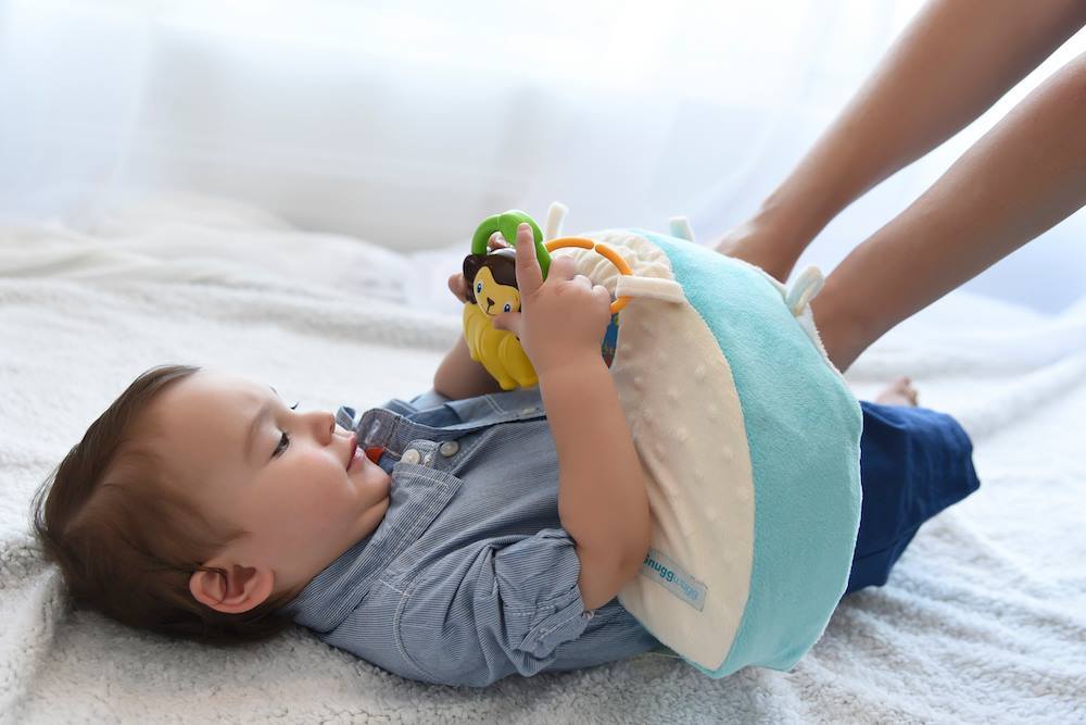 Snuggwugg's tweet photo. RT @Snuggwugg: #Snuggwugg is the C-Shaped pillow designed for infant/toddler #diaperchanging travel &amp; more  https://t.co/qriovS9zSo