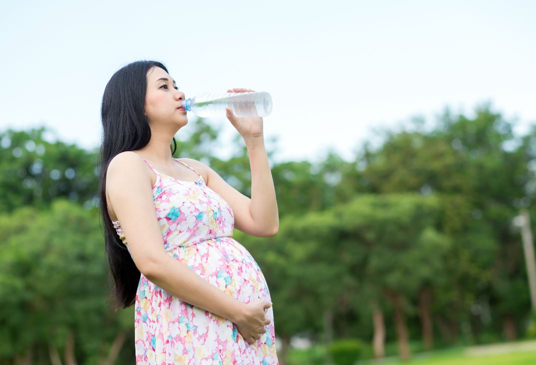 KapiolaniMedCtr's tweet photo. Pregnant women should aim to drink 12 or 13 glasses a day. Pregnancy tips: https://t.co/dZOTiv7jpH #hapai #Healthierhawaii #Kapiolani https://t.co/8ZAd97Siwh