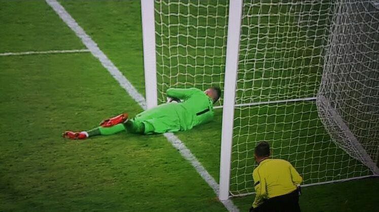 Robertj1979's tweet photo. Why still no camera advice for the referee?? #uefa #fail #EL #legaja https://t.co/aagz6gdti0
