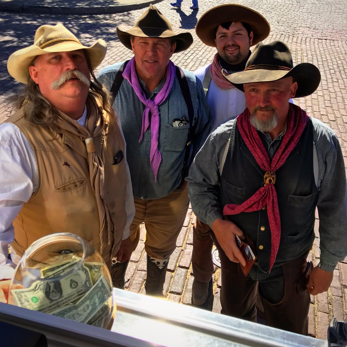 facebook.com/Luckybeekitche…