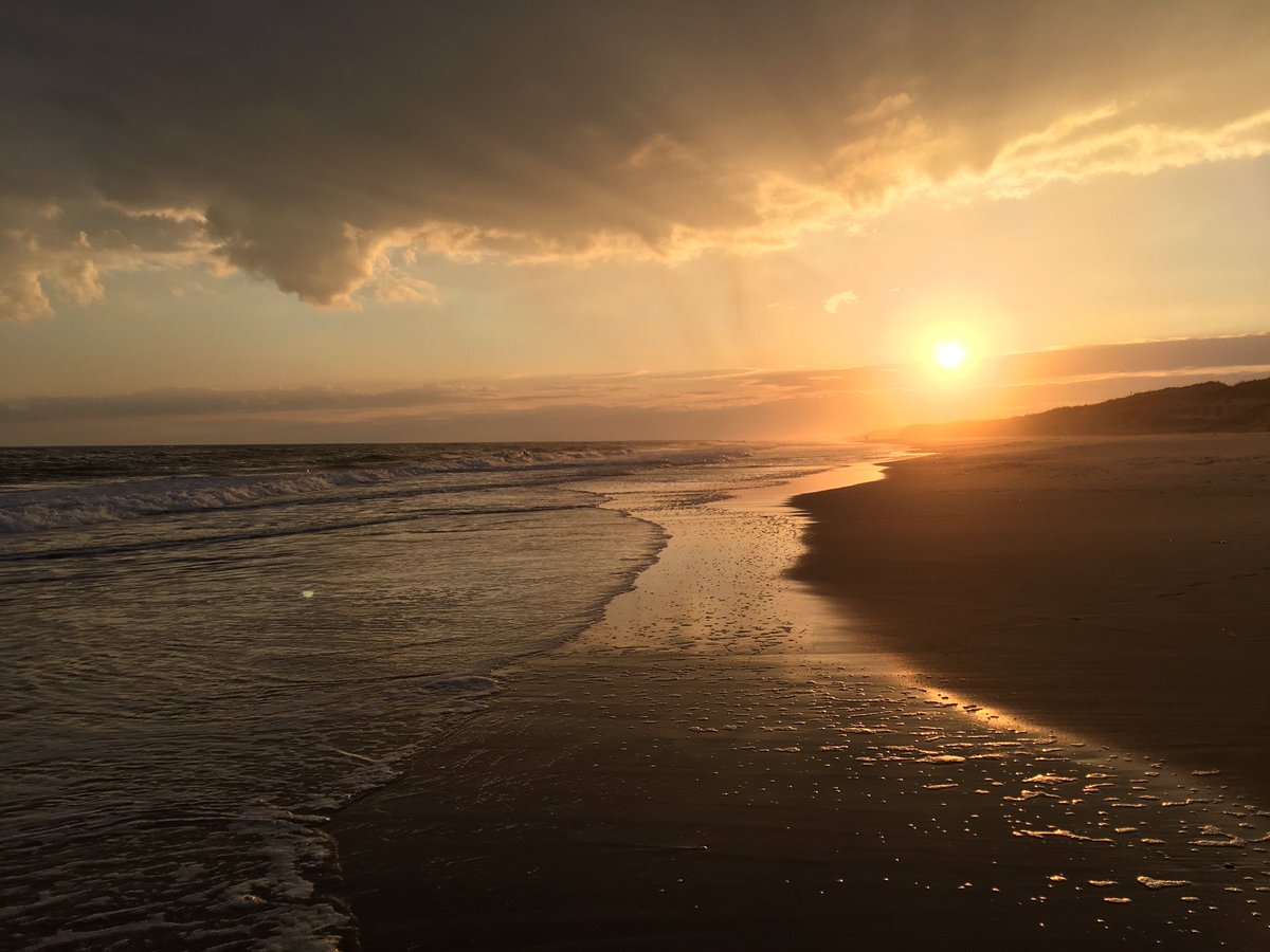 Hamptons's tweet photo. #Throwback from yesterday #hamptons #sunset #beach #eastend #flyingpoint #winter #longisland #saltlife #flyingpointbeach #tbt https://t.co/tjlQ1D2sCe