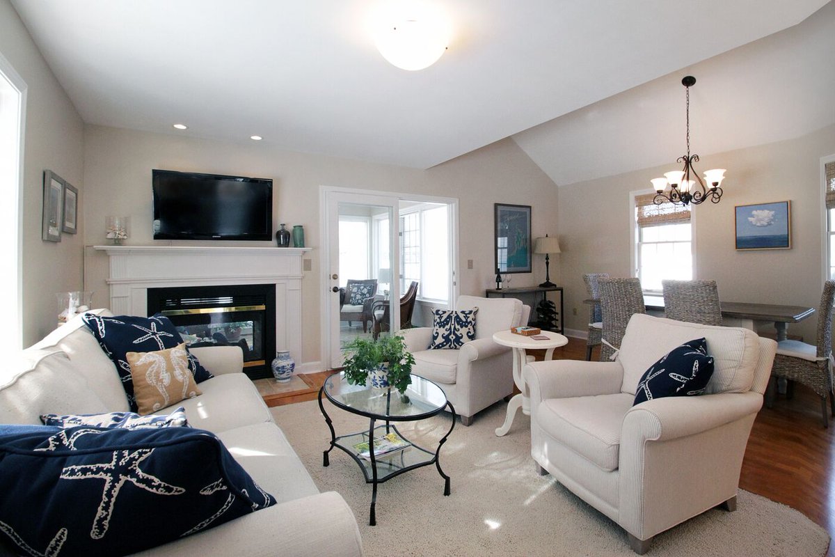 New listing alert! This fabulous Middletown condo just hit the market! 
libbykirwin.com/listing/condom…