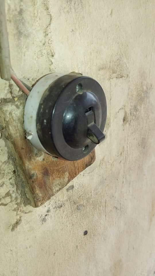 General_KELI's tweet photo. RT if you've used this switch before. 

#tbt https://t.co/dS1g0QXPtS