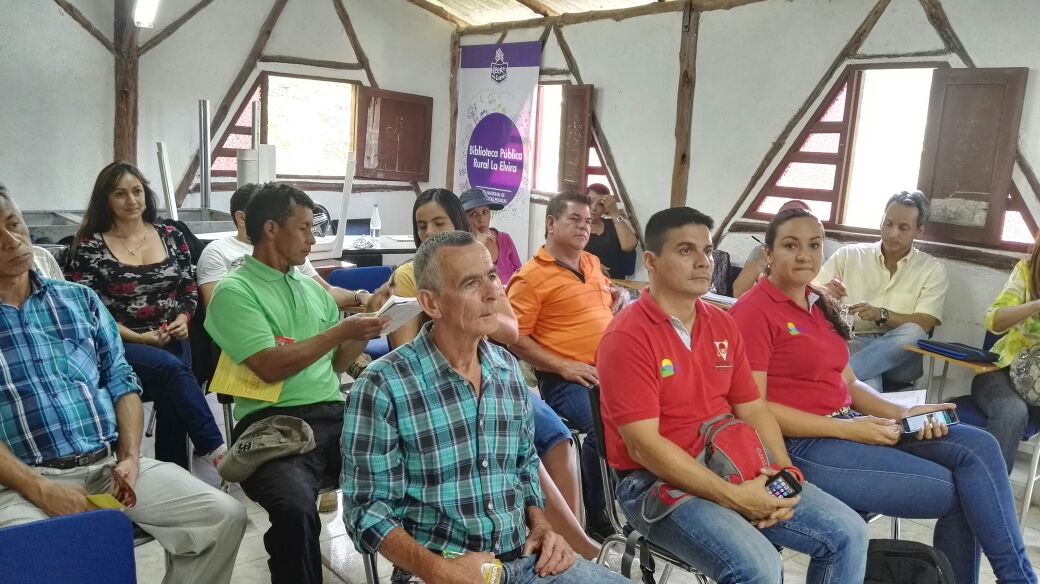 Indervalle's tweet photo. En corregimiento La Elvira, @Indervalle socializó programa #HEVSValle que beneficia a la comunidad, y proyectos de infraestructura deportiva https://t.co/n5tc1GgIqt
