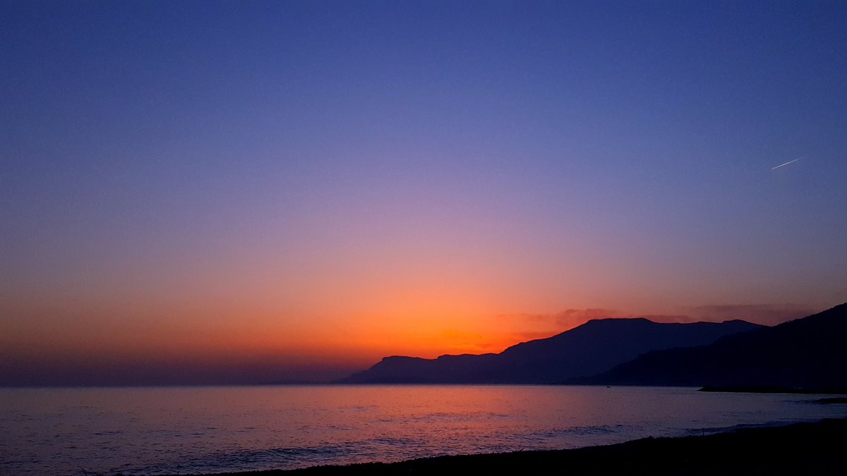 Bibi_weather's tweet photo. @ThePhotoHour Ventimiglia #16Feb2017 #sunset #travel #italy #colors https://t.co/GlLg8hXSYH