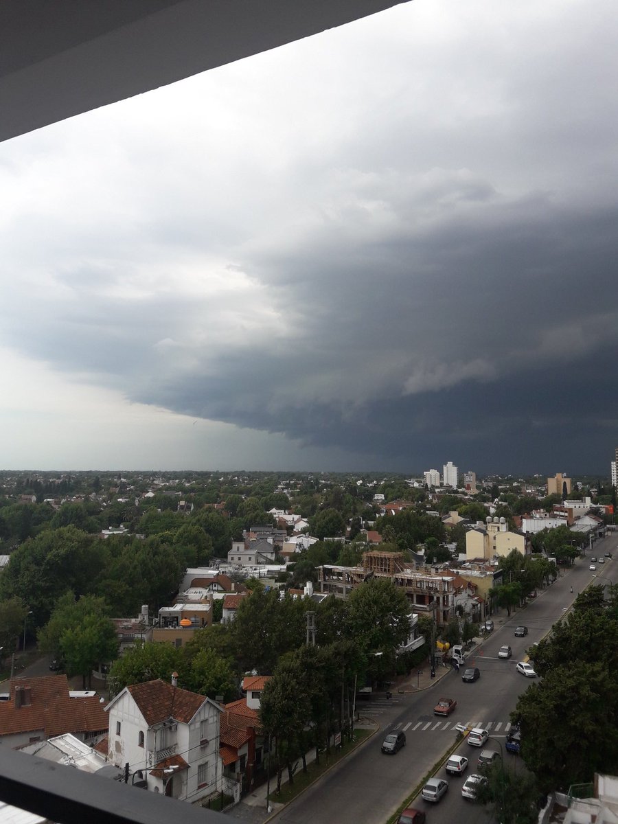 MarSantucci's tweet photo. Así se veía el cielo hoy antes de la lluvia. @tiempoBA @C5N https://t.co/wPqN10SLtG