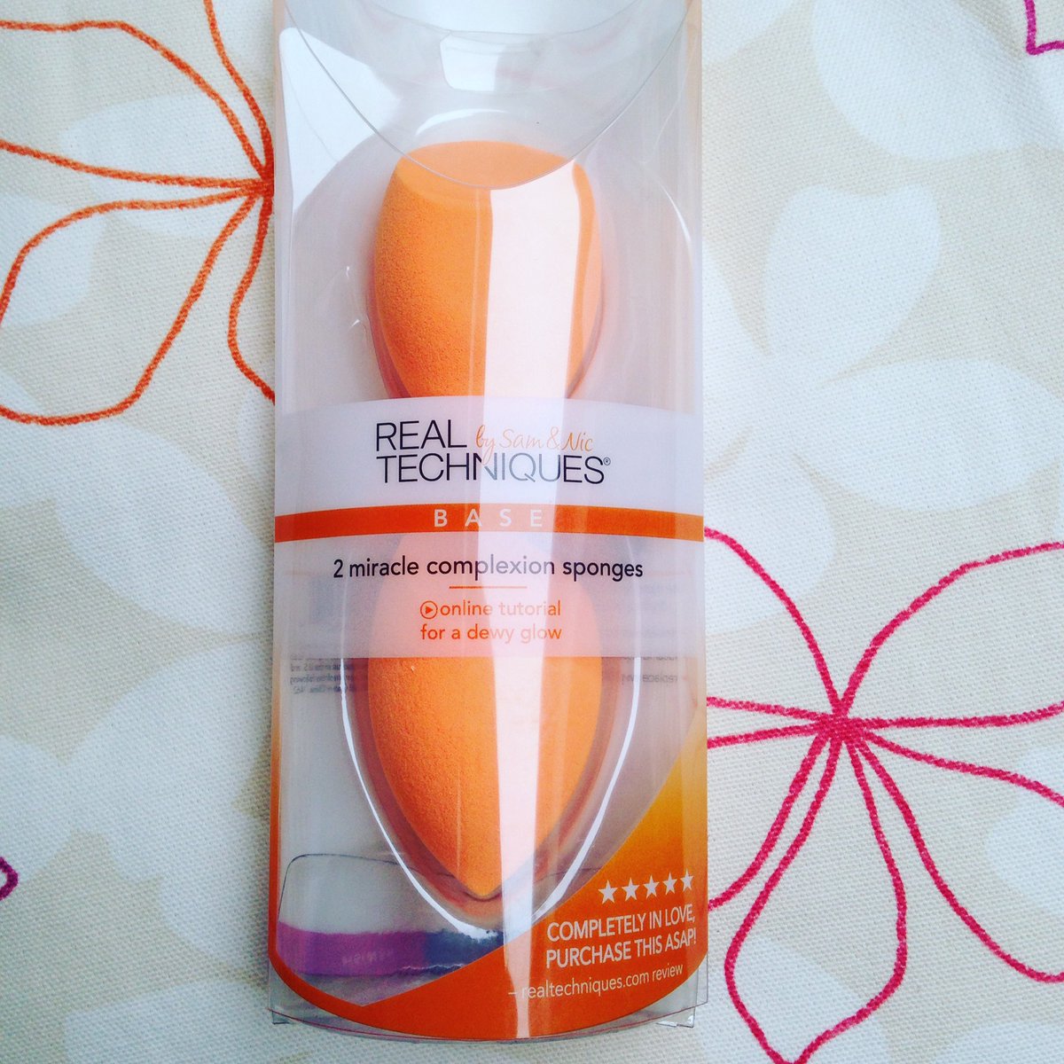 rozmakeup's tweet photo. My review of the @realtechniques miracle complexion sponge on the blog now 🍊👌 #makeup #bblogger https://t.co/UVRx8ZZopx https://t.co/yV41z6b5vs