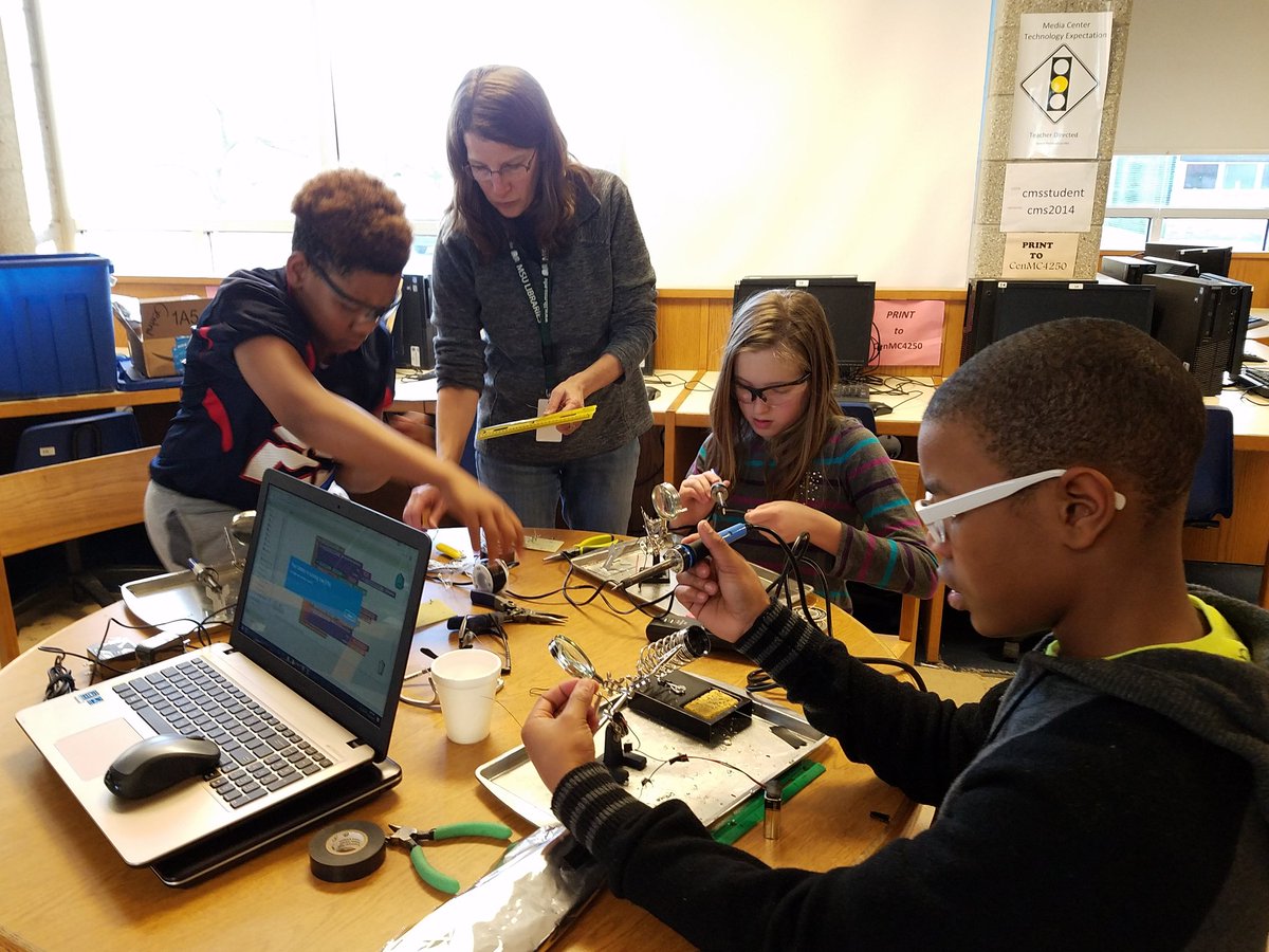 AaustinAnn's tweet photo. Soldering our own intruder alarms. #1PHASD  #CMSNation #afterschool #roarzone https://t.co/AjcwpKOers