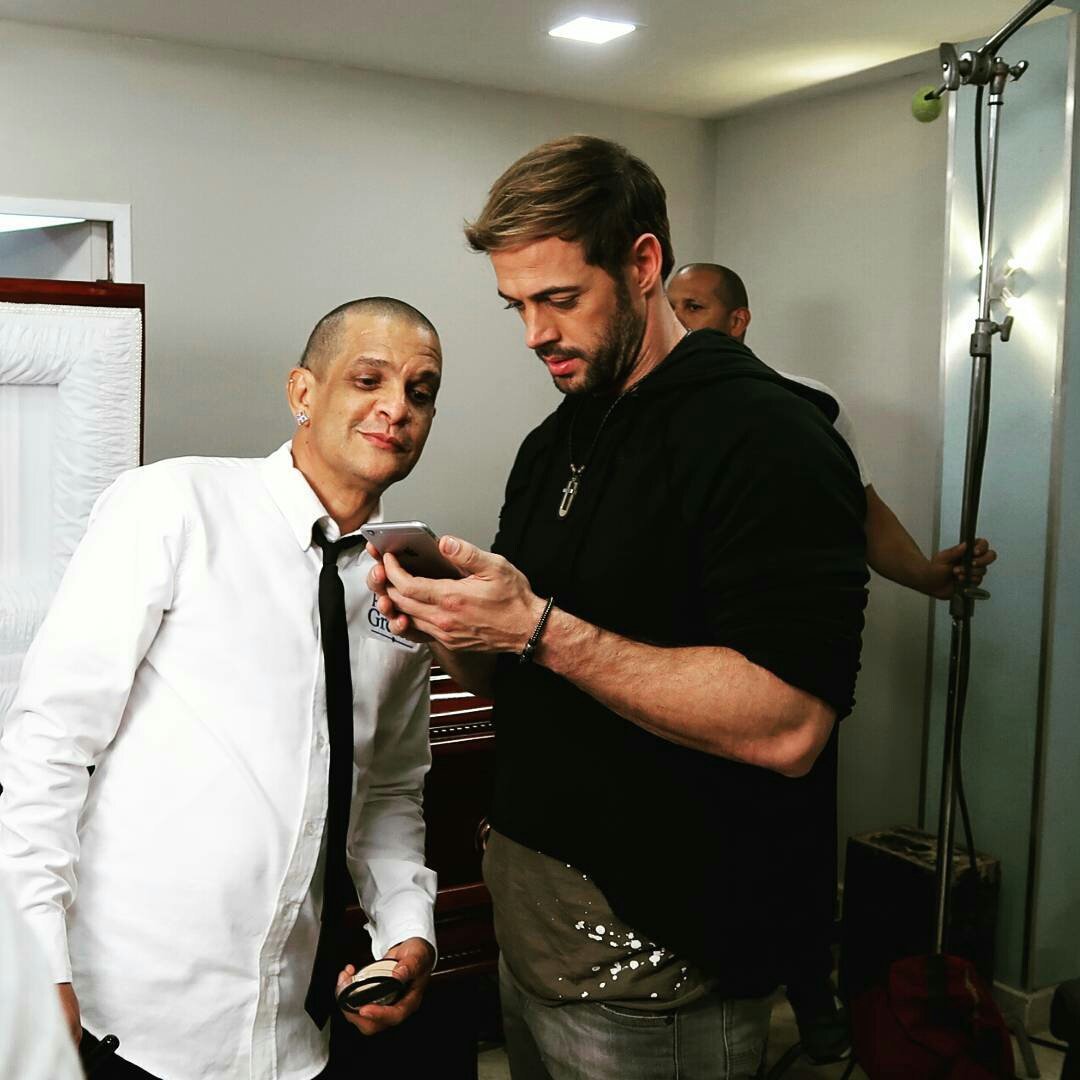 William Levy <a href="/willylevy29/">William Levy</a> 
#elfantasmademinovia #trasbastidores
FOTO via tonypascualp  -  Mientras tomamos un descanzo