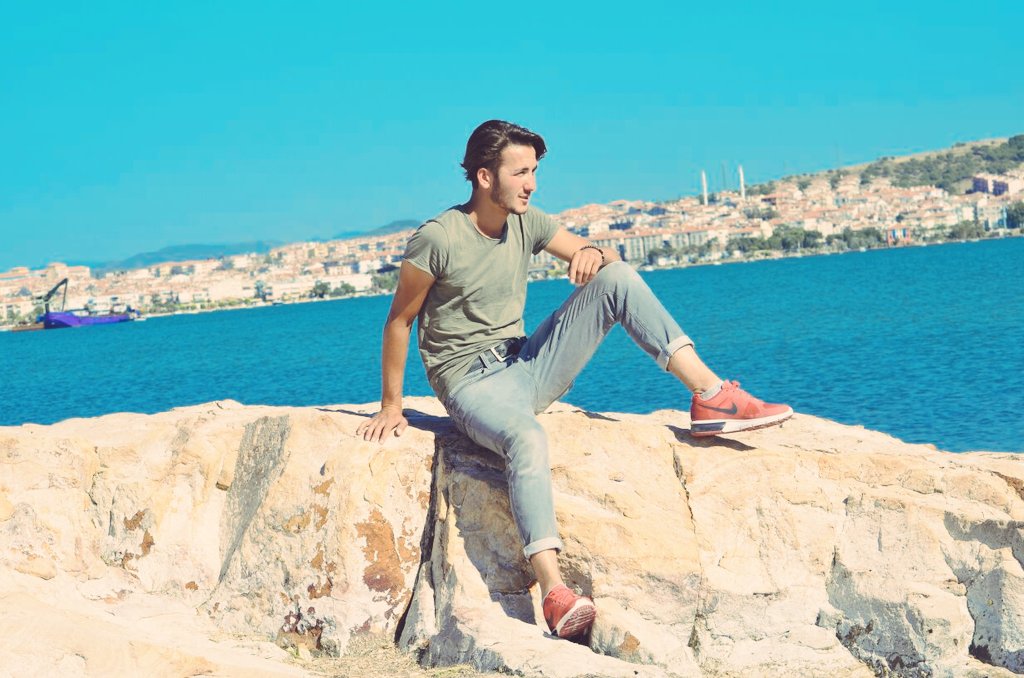 İnsanlar var gözünde hazineler hiçtir.İnsanlar var menfaati için kendini satacak kadar piçtir