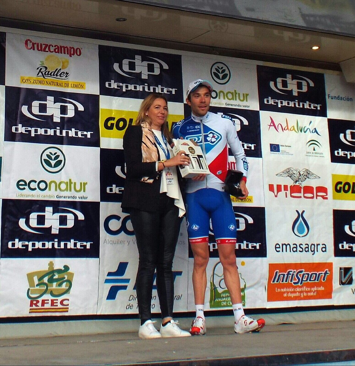 teleoliva's tweet photo. Entregrando obsequio de nuestro aceite a Thibaut Pinot, ganador de la 2a etapa de la vuelta ciclista Andalucia 2017.
Enhorabuena !!! https://t.co/Z2MtGiMmG1