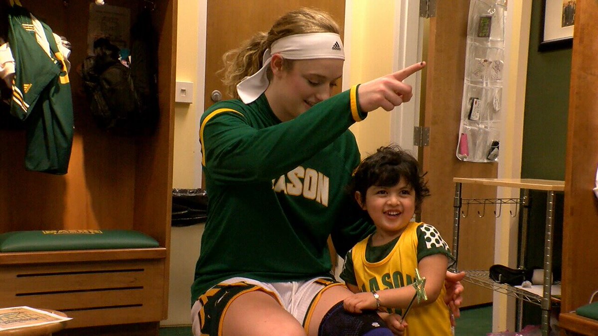 ABC7_Sports's tweet photo. The @MasonWBB team has a new teammate -- and she's only 3!  @MasonAthletics @FoJFoundation #WinningTeam https://t.co/6o7E93WwRI https://t.co/dAoAAlyz45