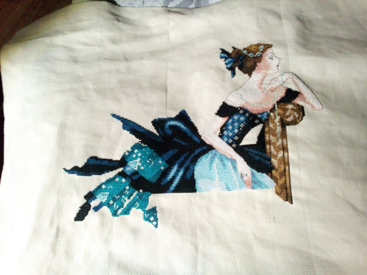 celtett's tweet photo. #CrossStitch #WIP #MirabiliaDesign: Portrait of Veronica day 21 https://t.co/dFToTc9OWi