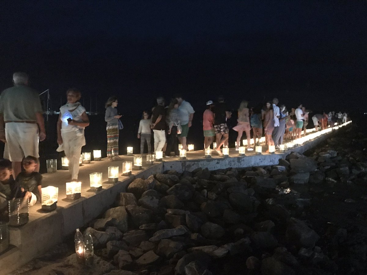 puntamunicipio's tweet photo. Iluminamos el Muelle de los Mailhos y hoy vuelve a brillar. 🕯🕯🕯🕯#PuntaDelEste #VeranoEnPunta https://t.co/3JDA2euPgg