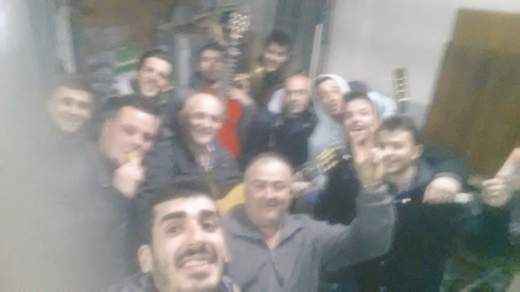 calcillas24's tweet photo. Últimos ensayos... #ChirigotaTenemosUnProblema https://t.co/Pc8Za82h0y